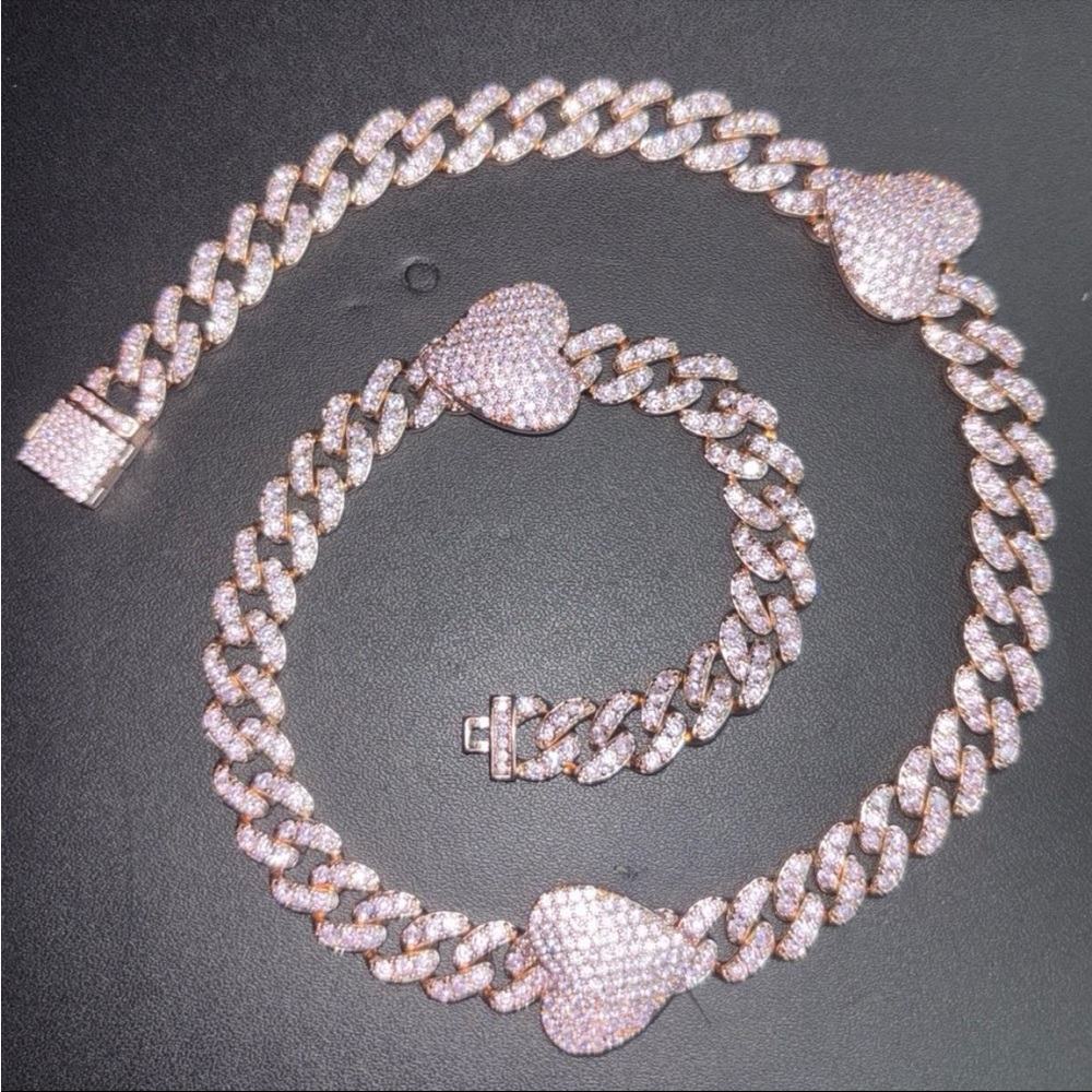 Elegant Heart Link Necklace in Gold